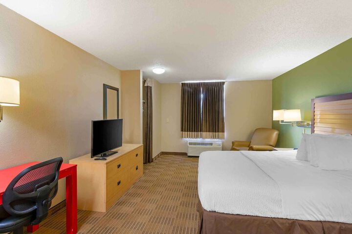 Room 8 of 33