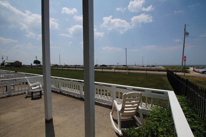 Snyders Shoreline Inn