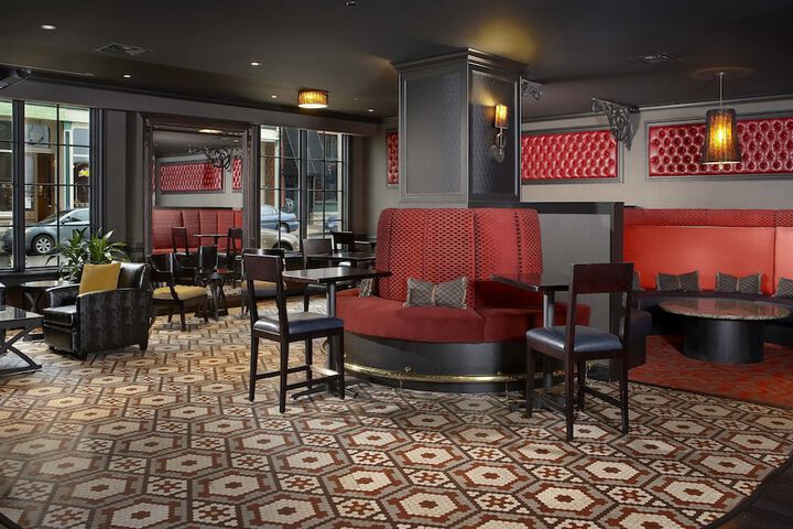 Lounge 68 of 85