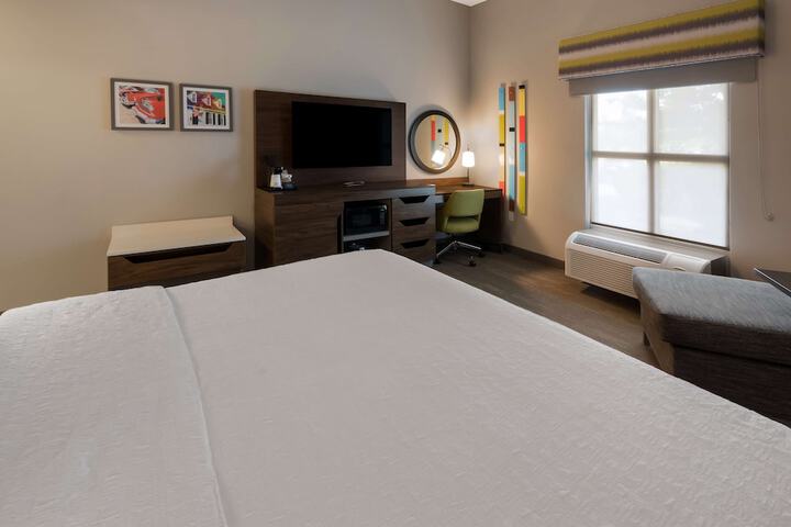 Hampton Inn & Suites Fredericksburg-at Celebrate Virginia