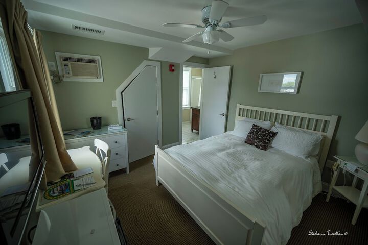 Room 8 of 17