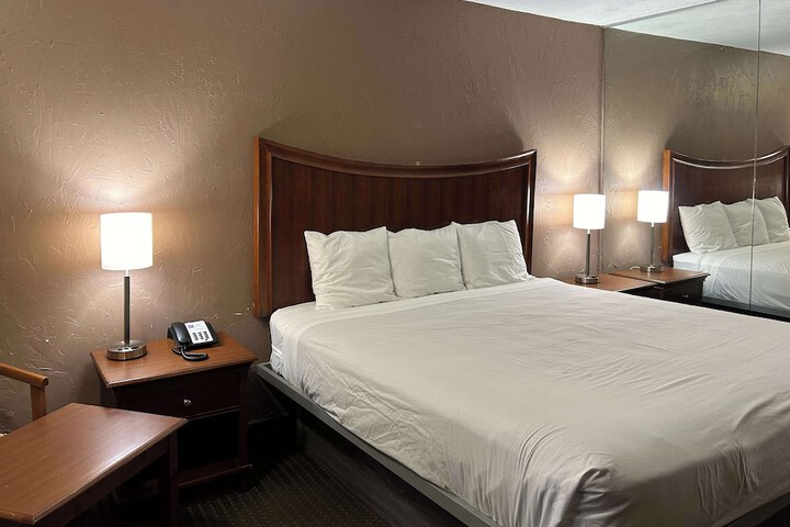 Room 10 of 12