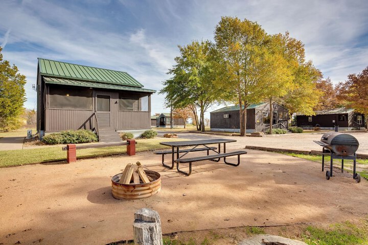 Community Pier: Cozy Kerens Cabin!