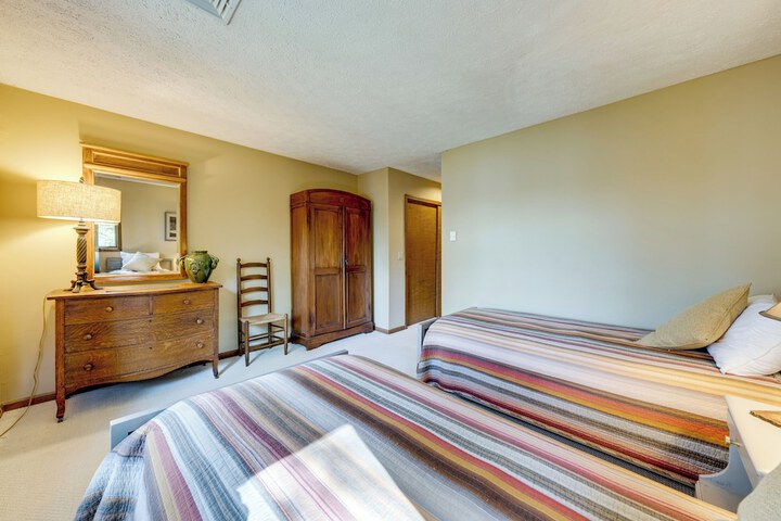 Luxe Poconos Pines Home w / Beach + Amenities!