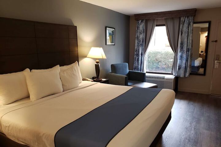Room 9 of 18
