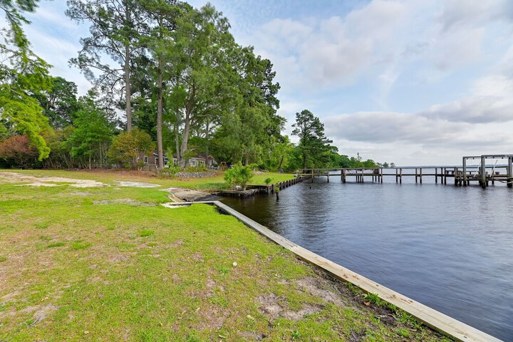 Riverfront Edenton Condo w / Porch & Boat Ramp!