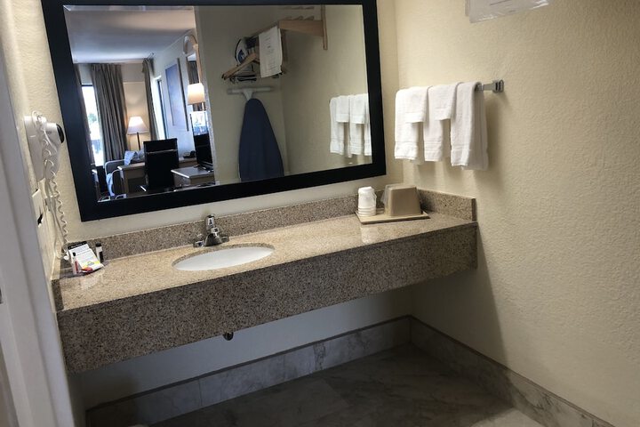 Room 33 of 40
