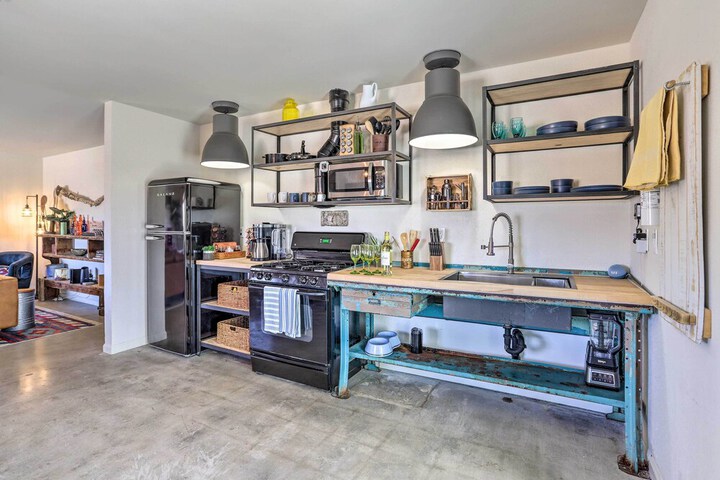 Indie-eclectic Desert Home w / Hot Tub + Patio