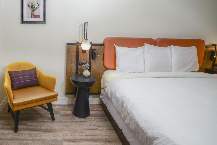 Room 4 of 20