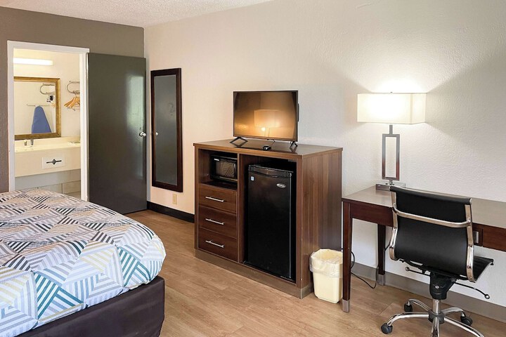 Room 5 of 11