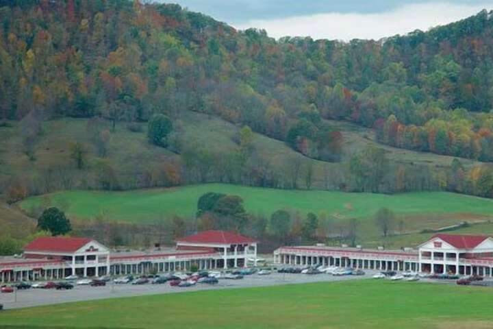 Days Inn & Suites by Wyndham Sutton Flatwoods