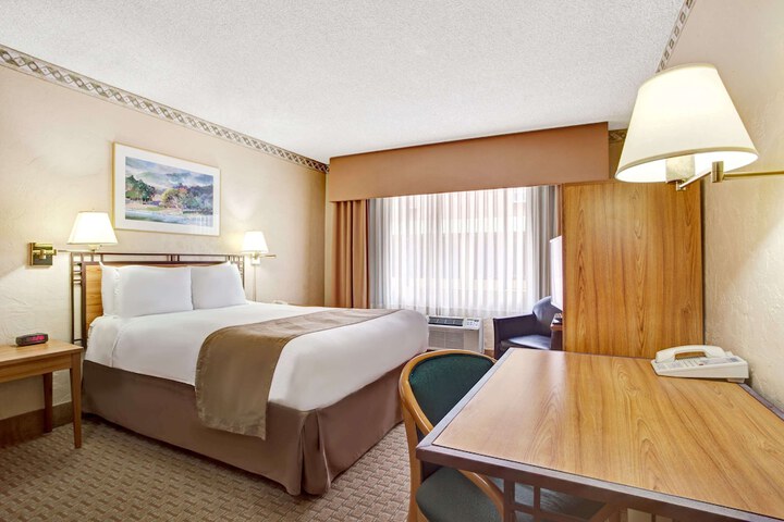 Room 32 of 49