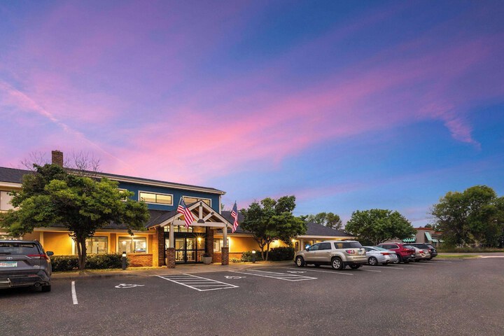 AmericInn by Wyndham North Branch