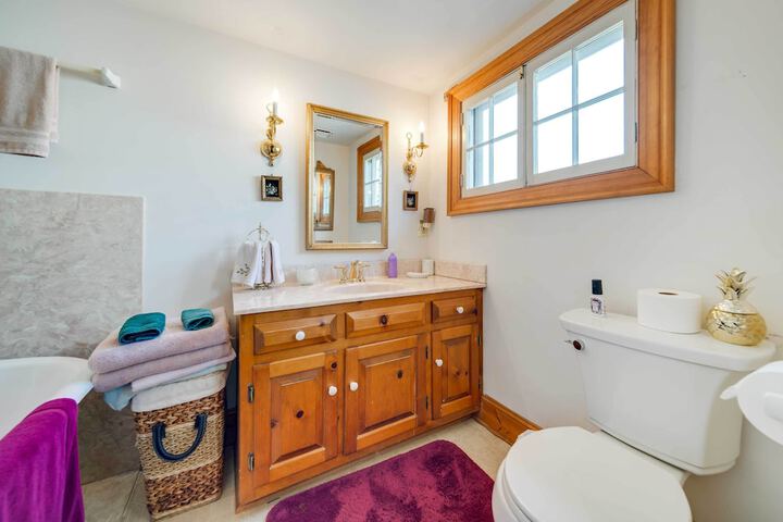 Terre Haute Manor Farmhouse w / Gardens & Deck!