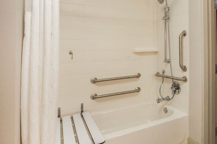Holiday Inn Express & Suites Sturbridge by IHG