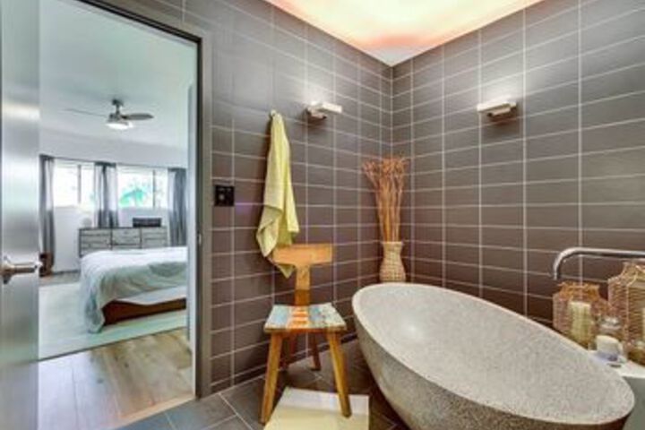 Newly remodeled Beach 2 Br condo by RedAwning