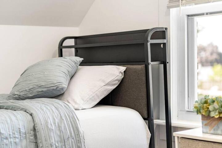 NYC Access 4BR Duplex Sleeps 10 Free Parking