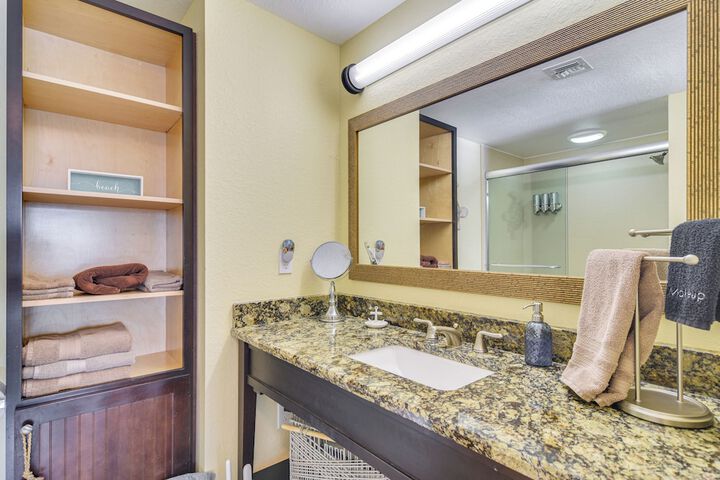 Waterfront Condo w / Water Park Walk to the Beach!