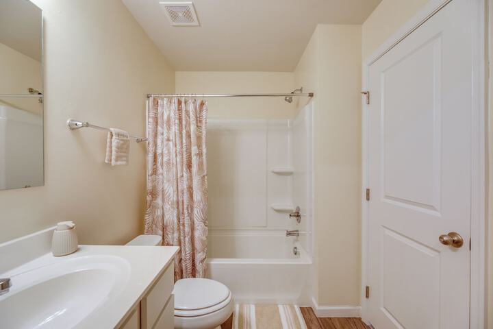 Sunlit Milford Townhome 2 Mi to Riverwalk!