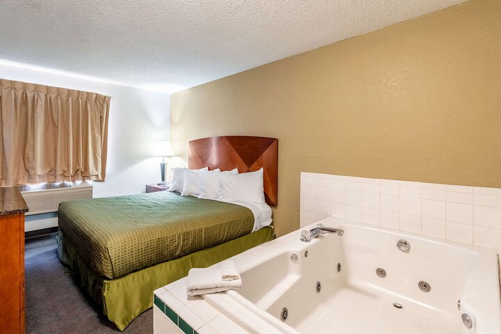 Room 17 of 28