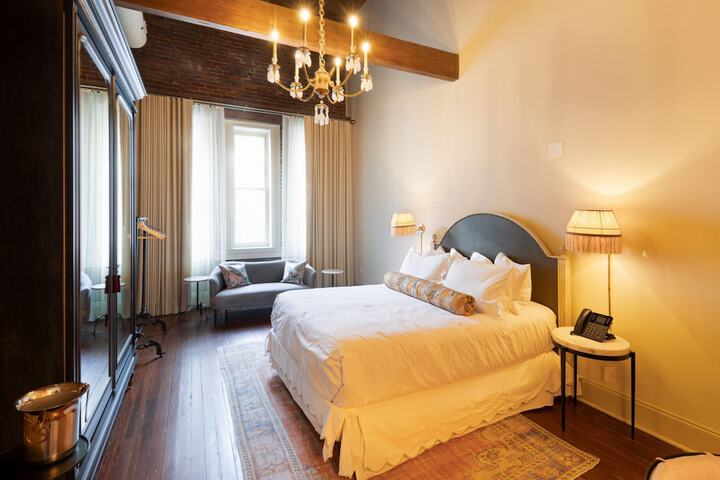 Hotel Cleo Knoxville Downtown, a Tribute Portfolio Hotel