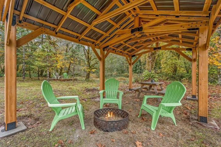 Bright Updated Waterfront Cottage Pets Welcome!