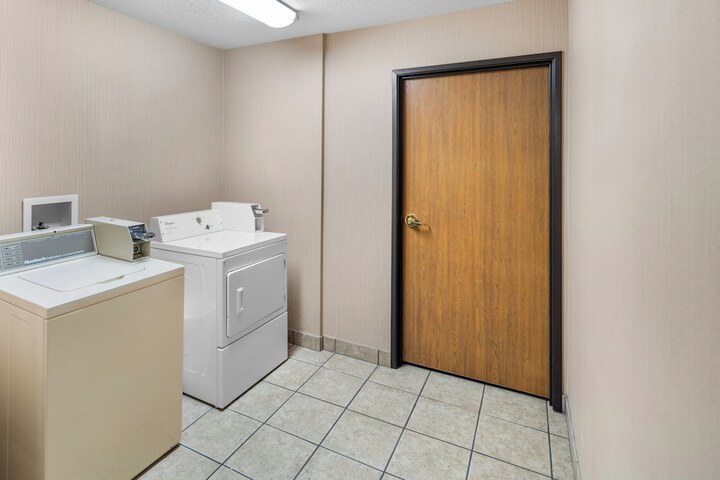 EverSpring Inn & Suites