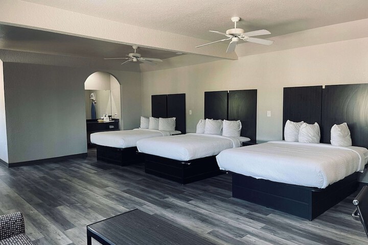 Days Inn by Wyndham Dickinson TX