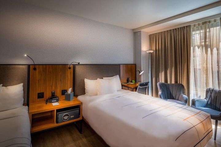 La Quinta Inn & Suites by Wyndham Times Square South