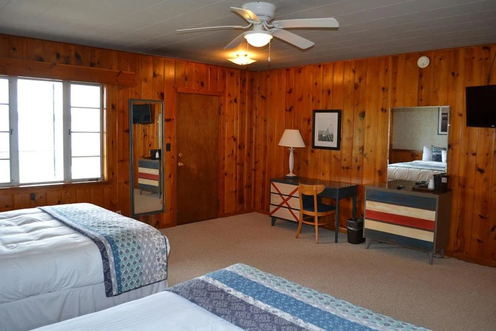 Buzzs Lakeside Inn
