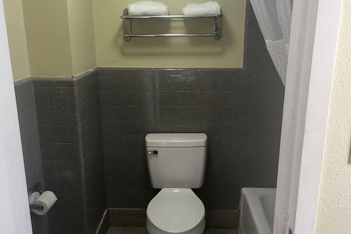 Room 10 of 32