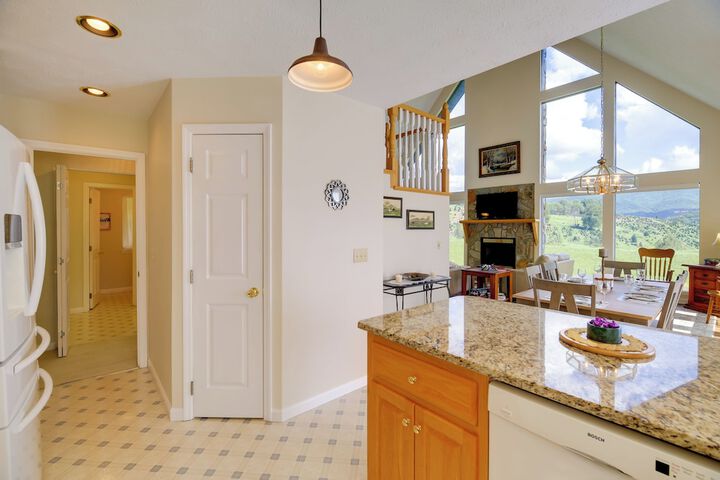 Secluded Mountain City Home w / Deck & Views!