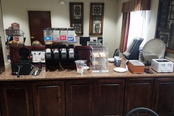 HomeTown Hotel Bryant