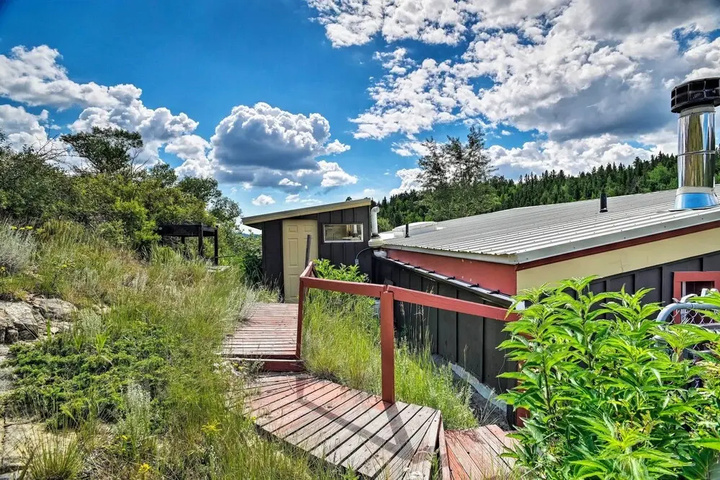 Cozy Home w / Deck & Mtn Views Walk to Casinos