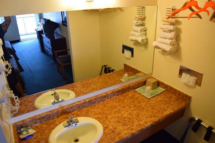 Travelers Inn & Suites