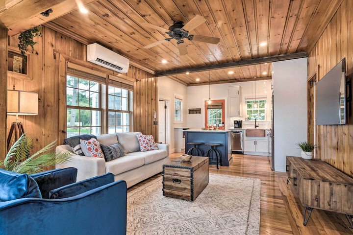 Charming Bristol Cottage w / Private Beach!