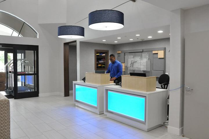 Holiday Inn Express & Suites Lake Forest by IHG