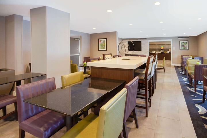 La Quinta Inn & Suites by Wyndham Detroit Utica