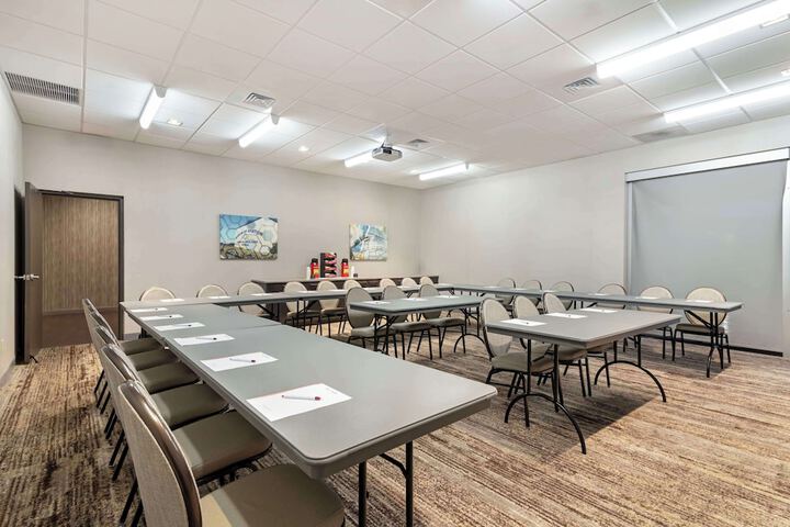 Best Western Plus Executive Residency Rigbys Water World Hotel