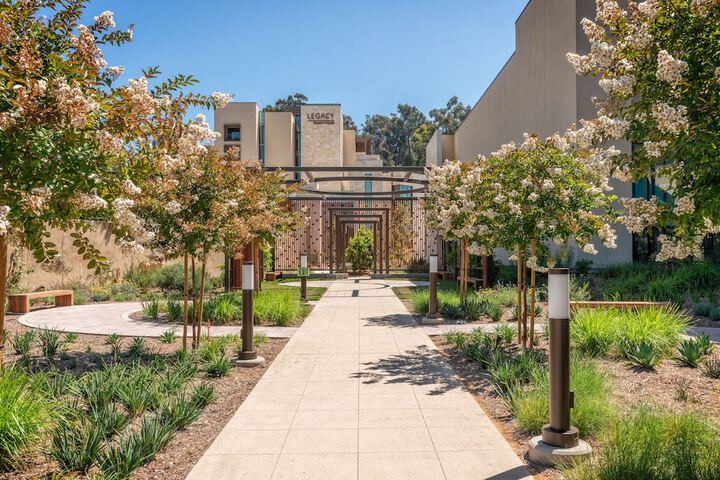 Hotel Exterior 33 of 33