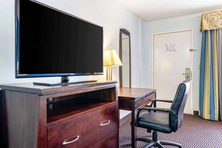 Room 13 of 40