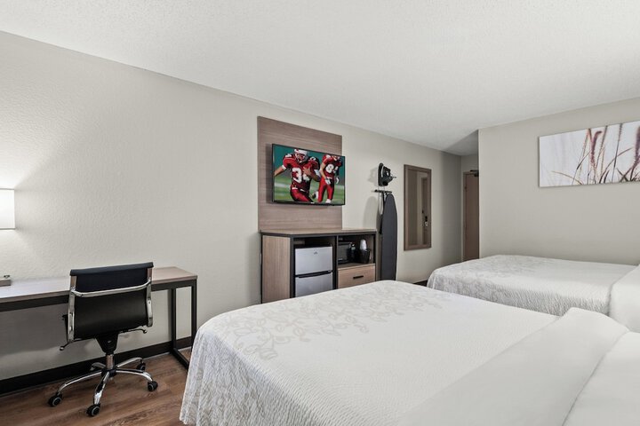 Red Roof Inn PLUS+ Belleville