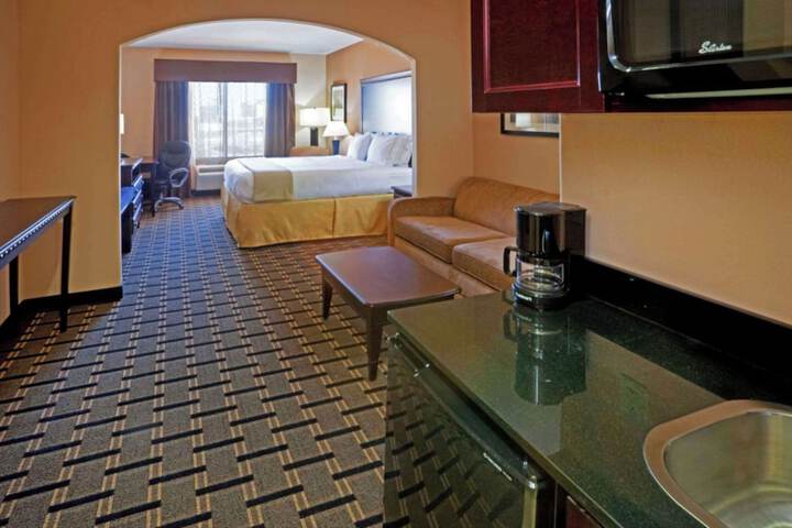 Room 10 of 28