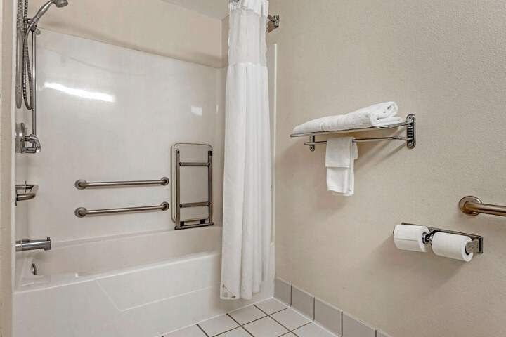 Room 4 of 33