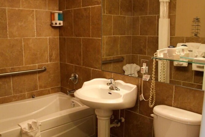 Lake Grassy Inn & Suites