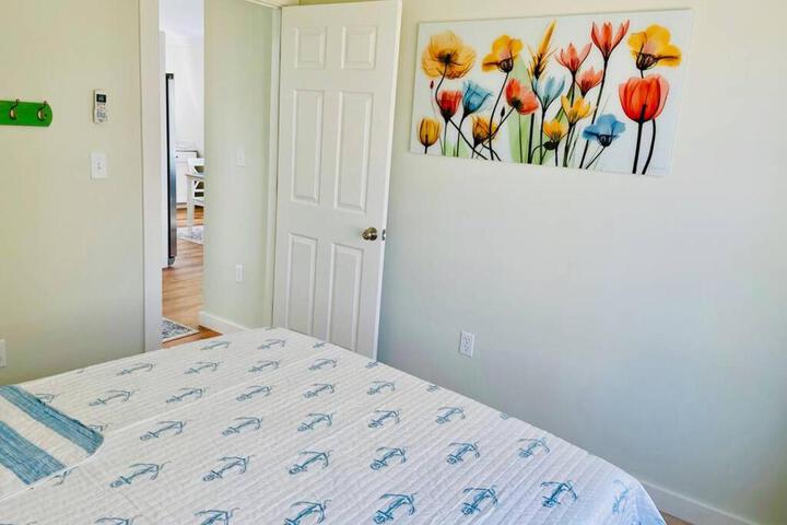 Newly Renovated Carriage House Near Town & Beaches