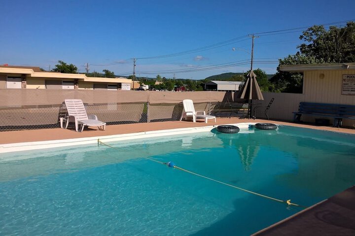 Pool 10 of 38
