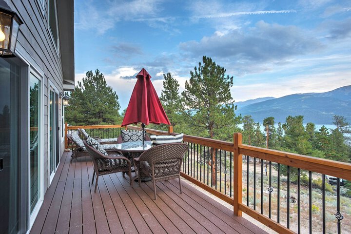 Gorgeous Twin Lakes Home w / Deck Overlooking Mtns!