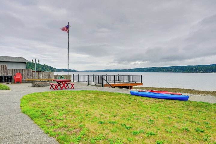 Waterfront Kingston Getaway: Beach Access On-site!
