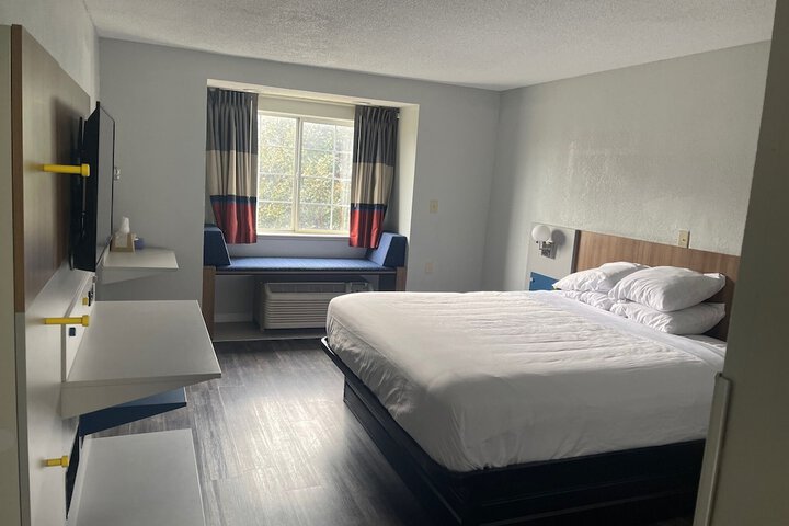 Room 10 of 28